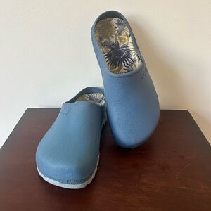 Gardenline Women's Size 7/8 Blue Gardening Clogs Waterproof